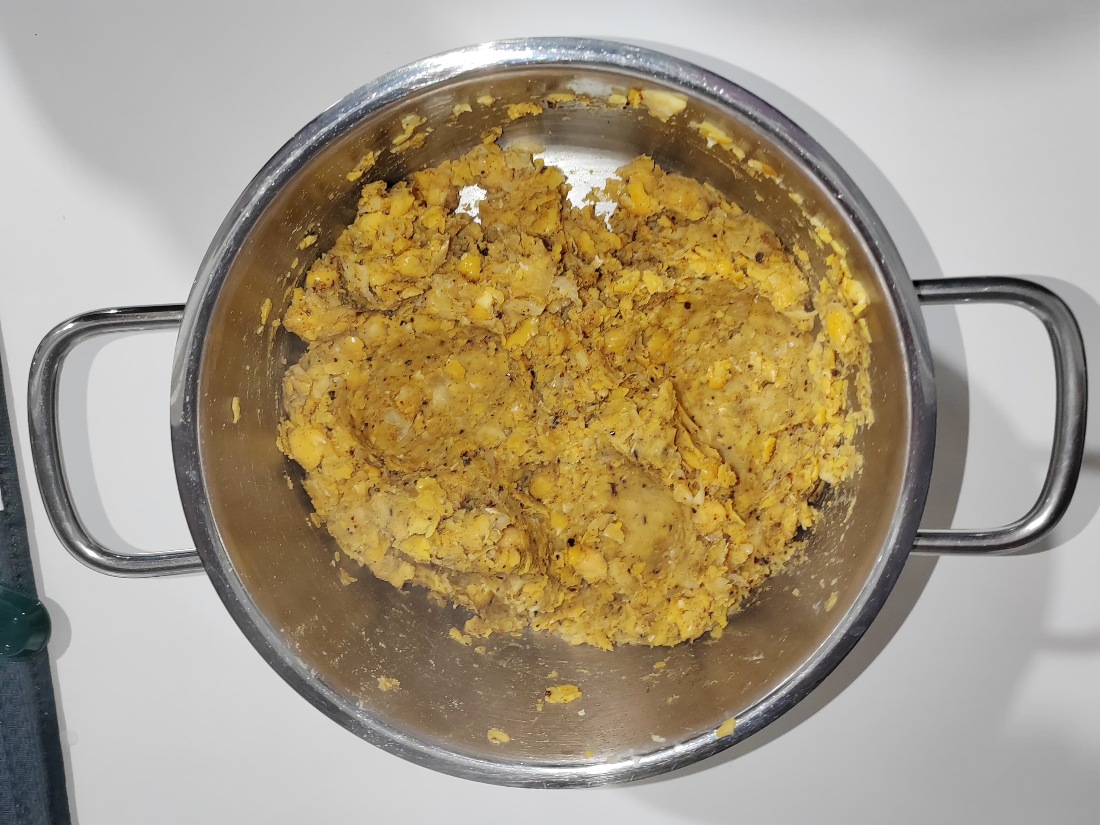 Baharatlı yağı nohutlara ekleyin