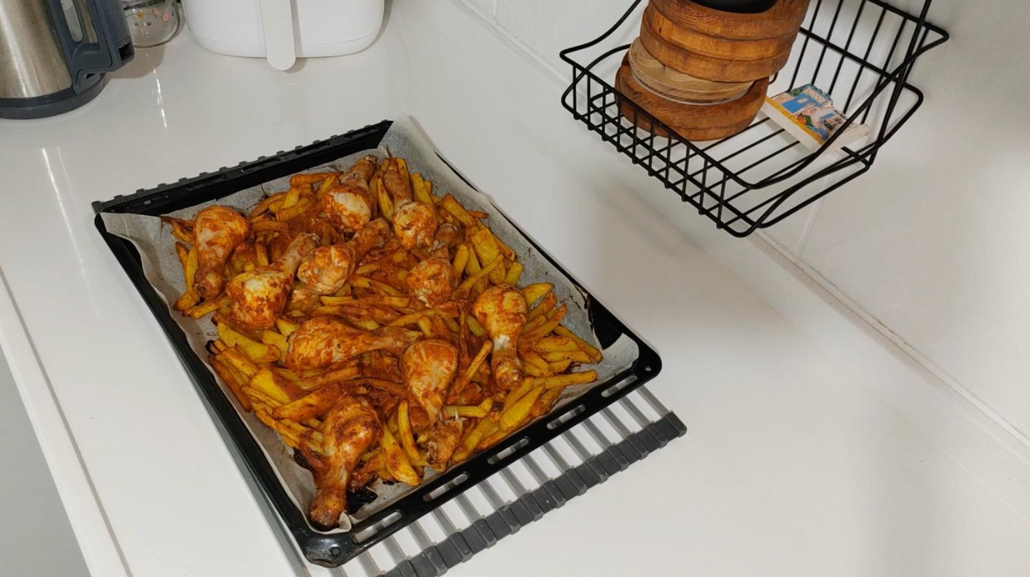 Fırında Soslu Baget Tavuk ve İnce Dilimlenmiş Patates Tarifi